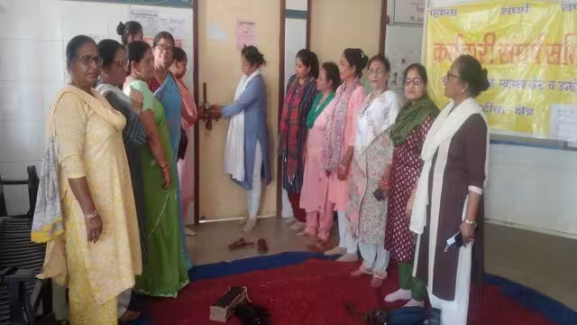 स्वास्थ विभाग के कर्मचारियों ने तालाबंदी कर धरना जारी