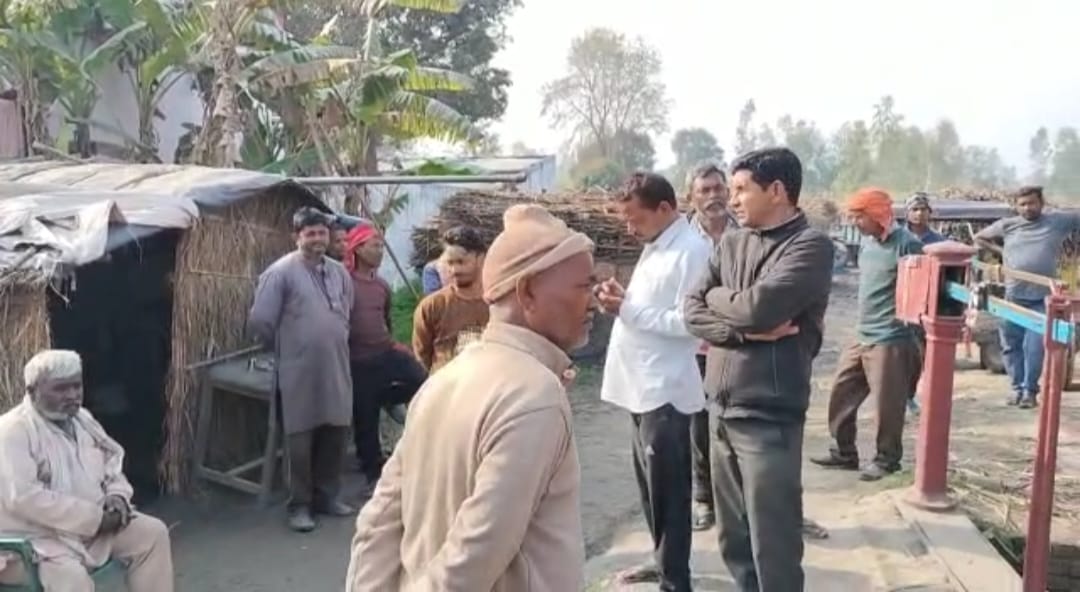 गन्ना ढुलान न होने, नियमित पर्ची न देने तथा गन्ना तौल सुचारू न होने से किसान हुए आक्रोशित