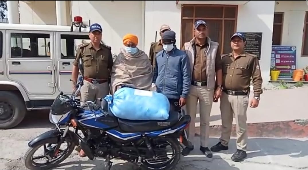 166 पाउच अवैध कच्ची शराब सहित दो अभियुक्त बाइक सहित गिरफ्तार