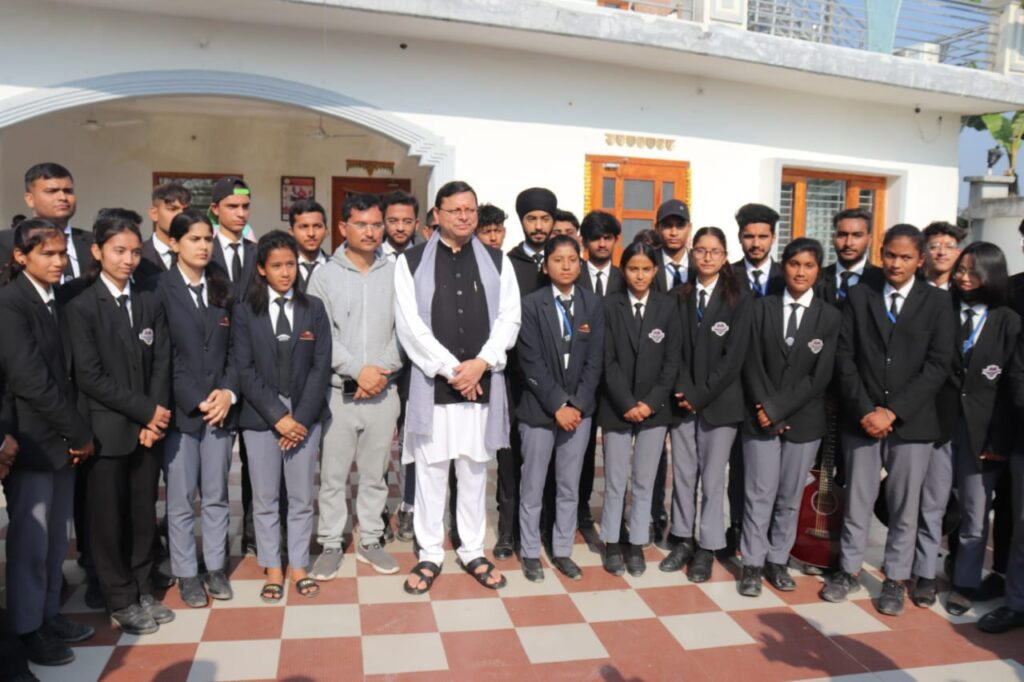 बड़ी संख्या में विद्यार्थियों ने सीएम आवास पहुंचकर मुख्यमंत्री से की भेंट नकल विरोधी कानून बनाए जाने पर किया आभार व्यक्त  