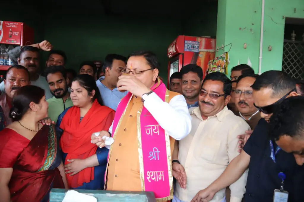 मुख्यमंत्री धामी ने काफिला रोक लिया लस्सी का आनंद