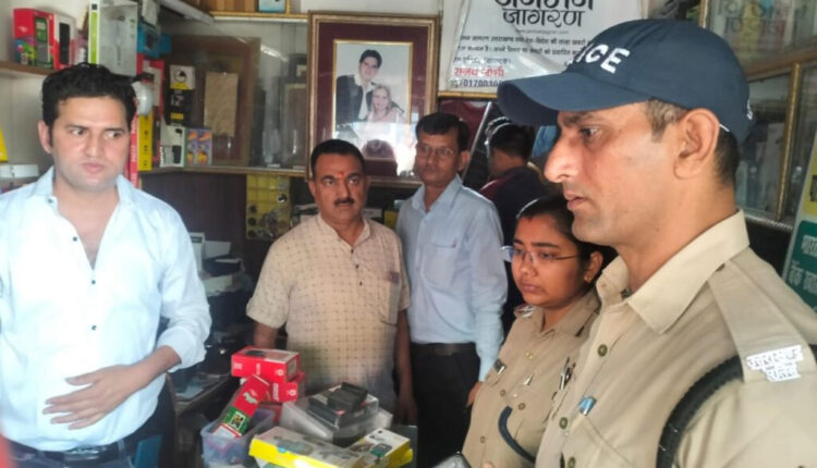 दुकान की दीवार तोड़कर हजारों की नगदी सहित सामान किया पार