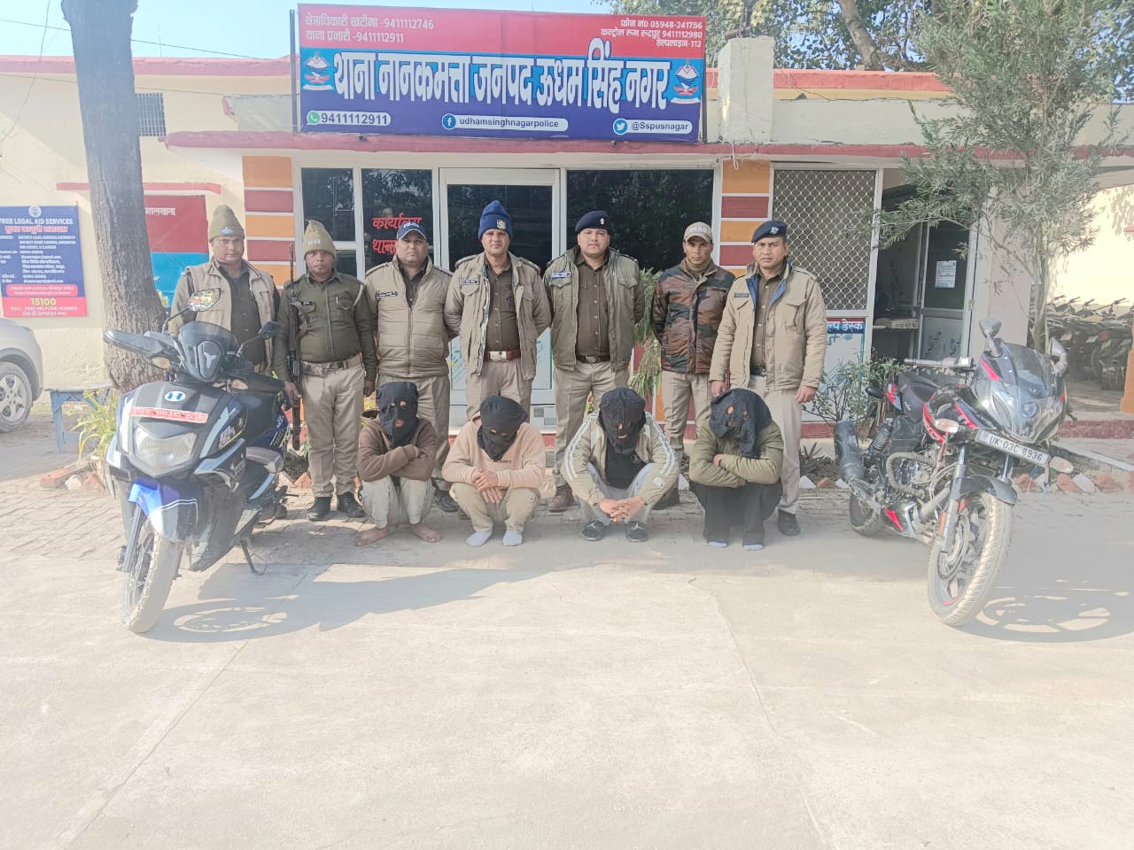 पुलिस ने चार नेपाली नशा तस्करों को 20 ग्राम स्मैक के साथ किया रंगे हाथ गिरफ्तार बिजली कालोनी के एक घर में चल रहा था नशाखोरी का धंधा