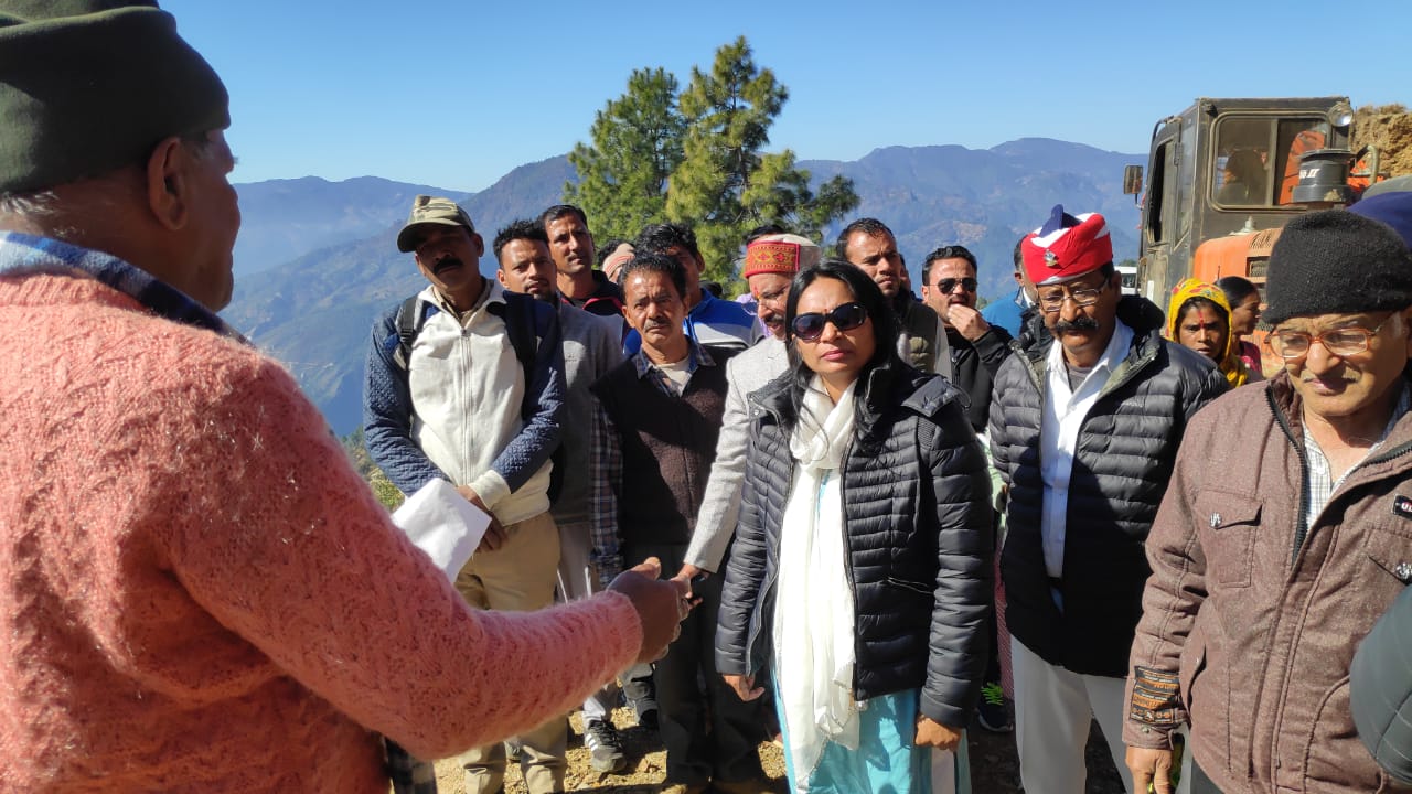 जिलाधिकारी रीना जोशी ने रसैपाटा-बुंगाछीना मोटरमार्ग का स्थलीय निरीक्षण कर स्थिति का जायजा लिया  