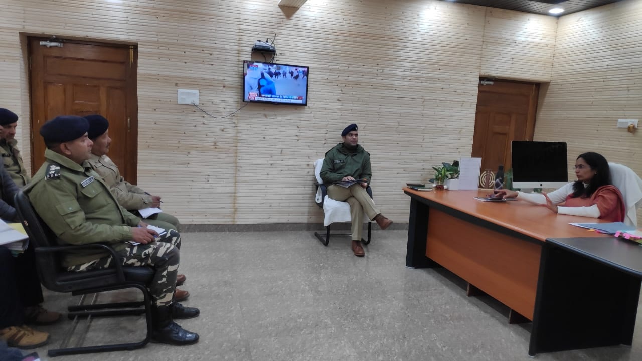 नशे की प्रवृत्ति एवं नशे के अवैध कारोबार पर लगाम लगाने  को  जिलाधिकारी ने ली बैठक