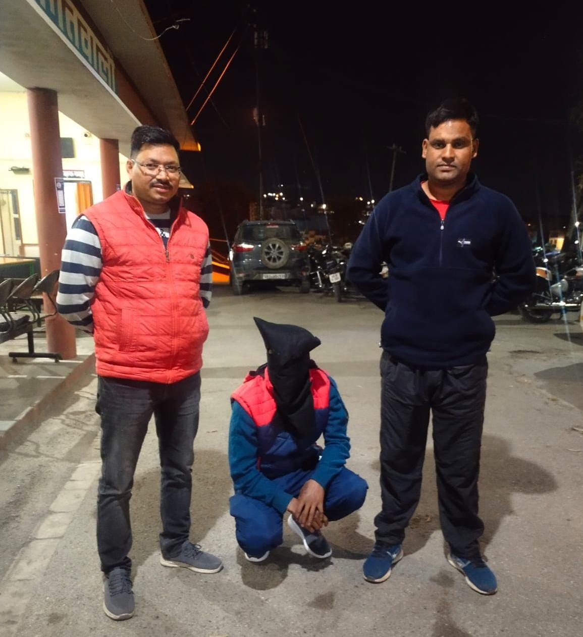 डीडीहाट पुलिस ने 05 हजार के ईनामी अभियुक्त को सूरत (गुजरात) से किया गिरफ्तार