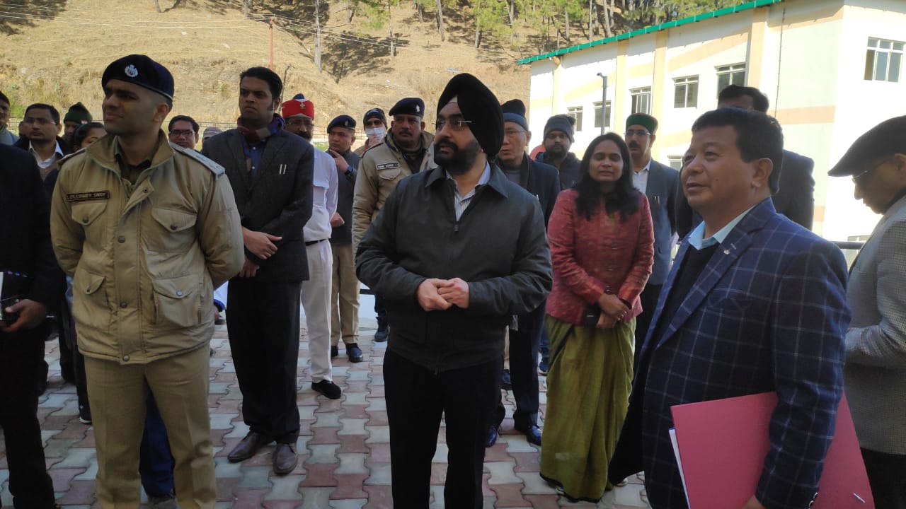 मुख्य सचिव ने किया नैनी सैनी एयरपोर्ट एवं बेस चिकित्सालय भवन का निरीक्षण
