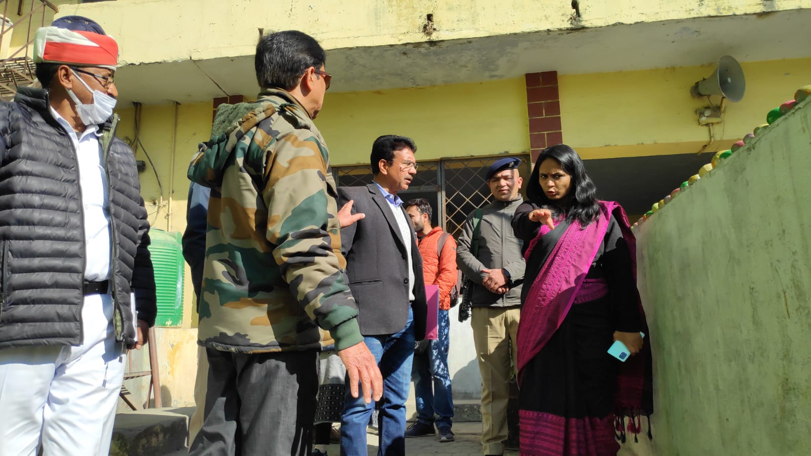 डीएम ने किया बस  अड्डे  के सौंदर्यीकरण कार्यों का निरीक्षण