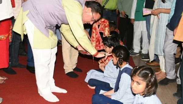 रामनगर दौरे पर पहुंचे सीएम धामी ने किया कन्या पूजन, दी कई योजनाओं की सौगात