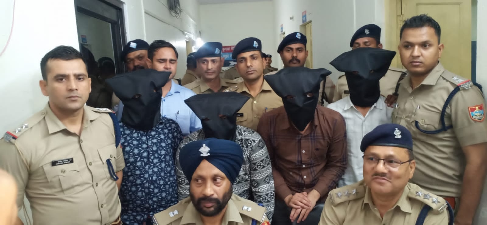 पुलिस ने किया पप्पी हत्याकांड का खुलासा  परिजनों ने पुलिस के खुलासे पर सवाल उठाते हुए किया प्रदर्शन  प्रदर्शन कर रहे लोगों पर लाठीचार्ज करते हुए भीड़ को खदेड़ा