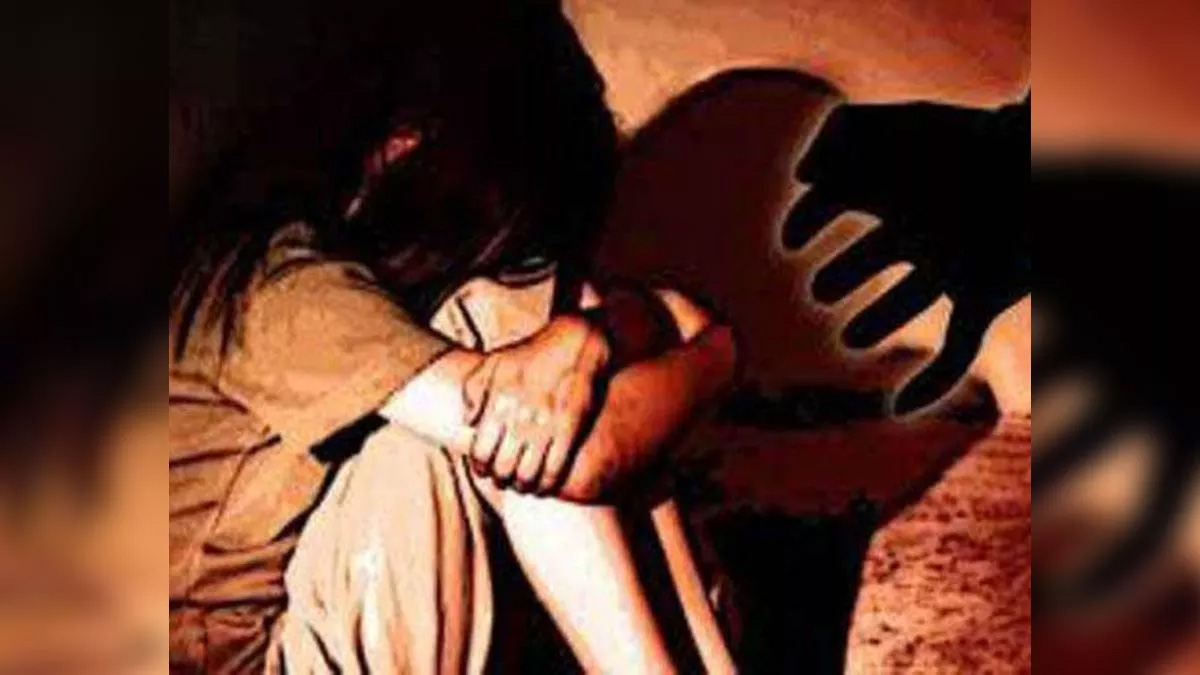 पड़ोसी युवक ने नाबालिग से किया दुष्कर्म पुलिस मामले को दबाने में जुटी  