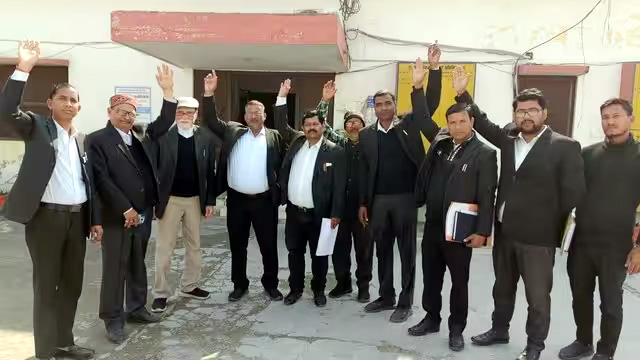 अधिवक्ताओं ने कार्यबहिष्कार कर किया प्रदर्शन