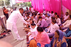 सर्किल रेट बढ़ाने के खिलाफ निबंधक कार्यालय का घेराव