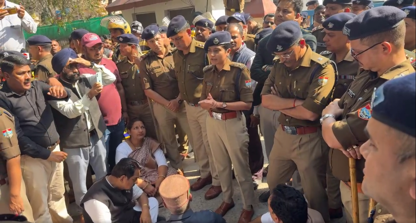 किच्छा कोतवाल के खिलाफ कांग्रेस का हल्ला बोल पैदल मार्च निकालकर किया जोरदार प्रदर्शन,बेरिकेटिंग तोड़ने का प्रयास