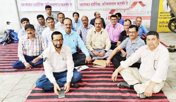 मांगों को लेकर डिप्लोमा फार्मासिस्ट एसोसिएशन का सीएमओ कार्यालय पर धरना