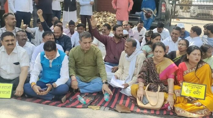 नगर निगम में टेंडर घोटाला, धरने पर बैठे कांग्रेस पार्षद मेयर पर चहेती कंपनियों में पार्टनरशिप का आरोप