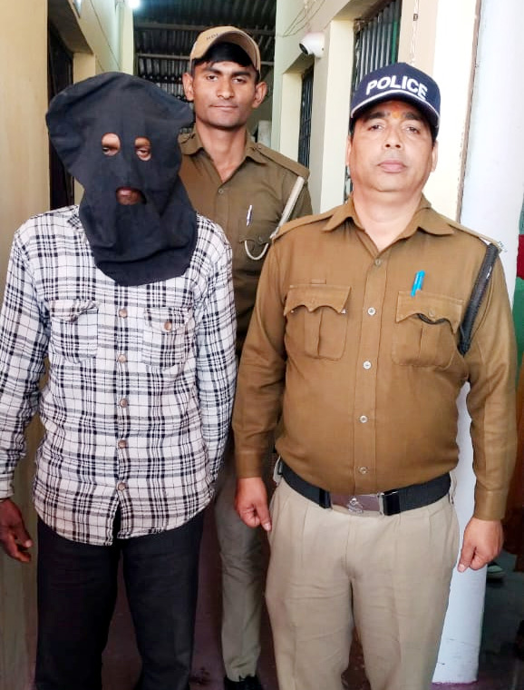 एक साल से नाबालिग से कर रहा रेप, पुलिस  ने गिरफ़्तार किया