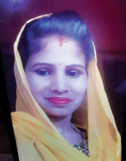 कार और बाइक की भिड़ंत में महिला की मौत,मासूम गंभीर