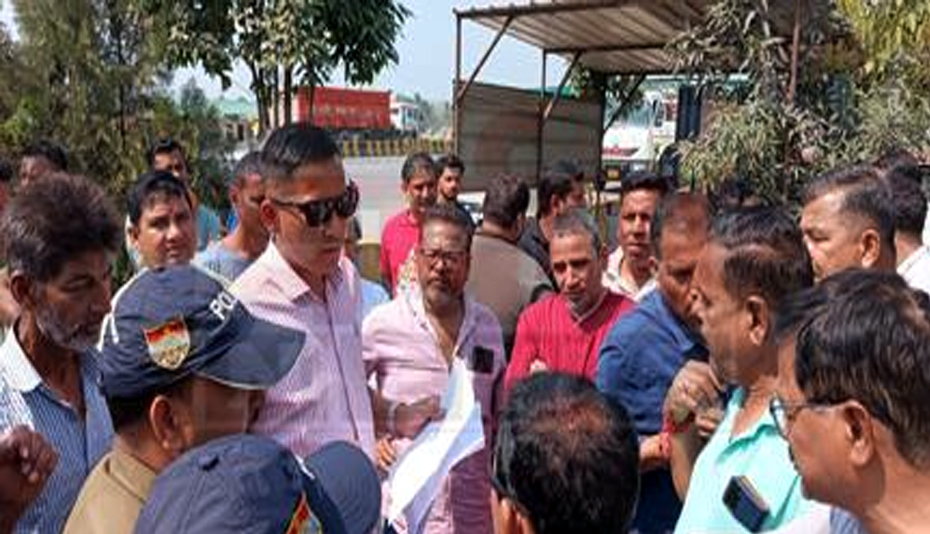 बढ़ती चोरियों के खिलाफ ग्रामीणों ने चौकी घेरी पुलिस प्रशासन के खिलाफ की गयी जमकर नारेबाजी