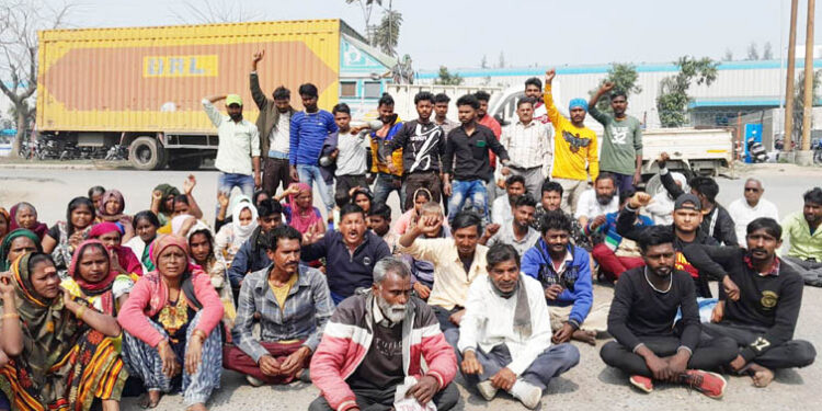 पीडि़त श्रमिक के समर्थन में लोगों का फैक्ट्री गेट पर प्रदर्शन