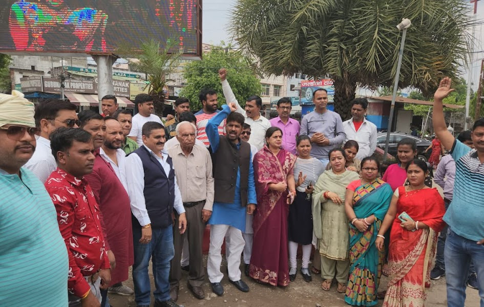 कांग्रेसियों ने फूंका कैबिनेट मंत्री अग्रवाल का पुतला