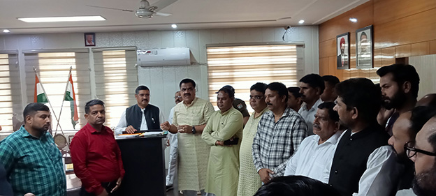 मेयर,पूर्व विधायक के नेतृत्व में व्यापारी पहुंचे डीएम दफ्तर