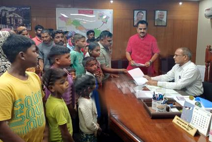 उजाड़े गये परिवारों को पट्टे देने की मांग को लेकर डीएम से मिले ठुकराल 