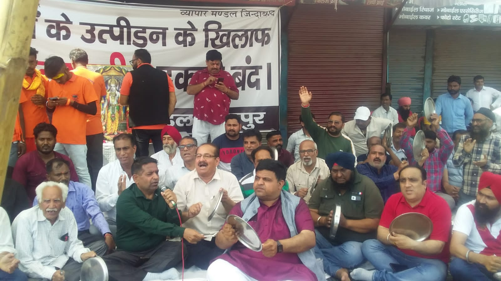 ताली और थाली के बाद  व्यापारियों ने  निकाला जुलूस  