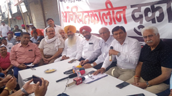 दुकानों को बचाने के लिए व्यापारियों का आंदोलन जारी