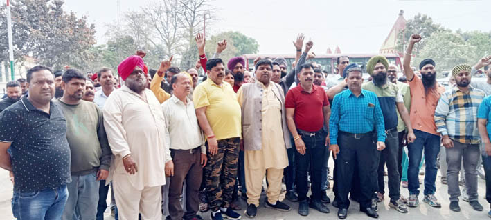 राम मनोहर लोहिया मार्केट के व्यापारियों का निगम गेट पर प्रदर्शन, धरने पर बैठे खोखा नहीं न्याय दो न्याय दो के नारे भी गूंजे