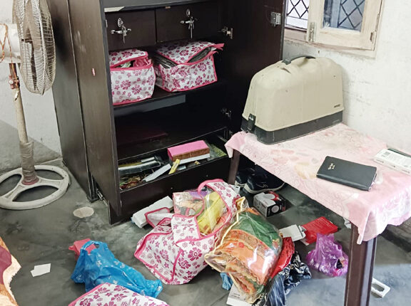 घर का ताला तोड़कर चोरों ने जेवर और नगदी समेत लाखों का उड़ाया माल