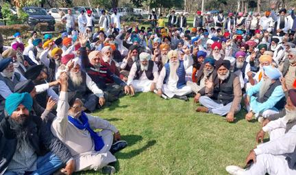 न्याय के लिए कलक्ट्रेट पर गरजे सिख समाज के लोग गुरुद्वारा प्रबंध कमेटी श्री नानकमत्ता साहिब की संपत्तियों पर अवैध कब्जा एवं निर्वाचित पदाधिकारियों पर साजिशन मुकदमे दर्ज कराये जाने का विरोध