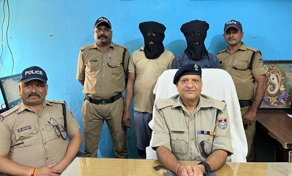 57 लाख की ई सिगरेट सहित दो तस्कर गिरफ्तार नेपाल से दिल्ली ले जाई जा रही थी ई-सिगरेट की खेप  कार में बरामद हुई ग्यारह पेटी