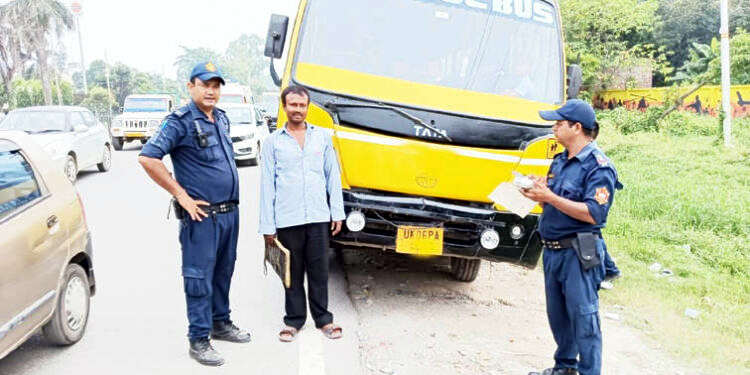 अब  स्कूली बसों पर चला सीपीयू- यातायात पुलिस का  डंडा बसों में मानक से अधिक बच्चे मिलने पर की चालानी कार्रवाई