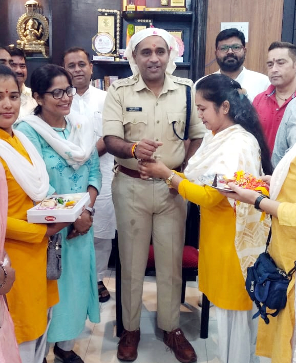 महिलाओं ने एसएसपी को रक्षा सूत्र बांधकर उनसे रक्षा का लिया वचन