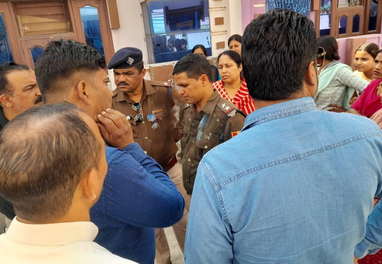 चोरों ने तोडे बंद घर के ताले, अलमारी में रखा सामान किया पार