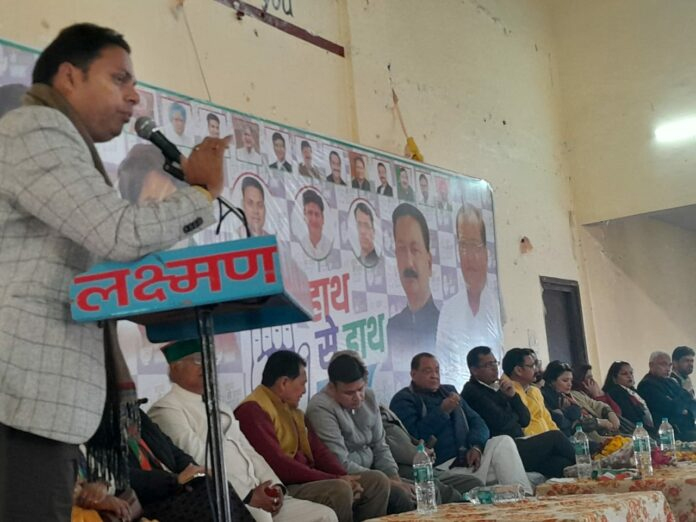 नेता प्रतिपक्ष के सामने खुलकर सामने आई कांग्रेस की गुटबाजी  एक गुट ने भेदभाव का आरोप लगा बैठक का किया बहिष्कार