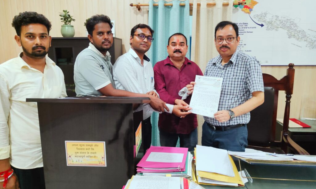 रेलवे ओवर ब्रिज निर्माण प्रारंभ करने की मांग को लेकर एडीएम को सौंपा ज्ञापन