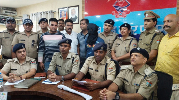पुलिस ने किया दोहरे हत्याकांड का खुलासा, आरोपी गिरफ्तार     एक तरफा प्यार के चलते की गयी थी दंपत्ति की हत्या