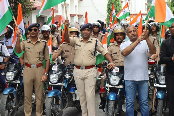 पुलिस ने निकाली तिरंगा बाइक रैली
