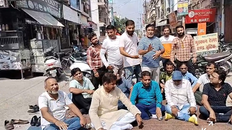 आवास विकास की खस्ताहाल सड़क को लेकर लोगों का भड़क गया गुस्सा नगर निगम के खिलाफ नारेबाजी करते हुए प्रदर्शन किया