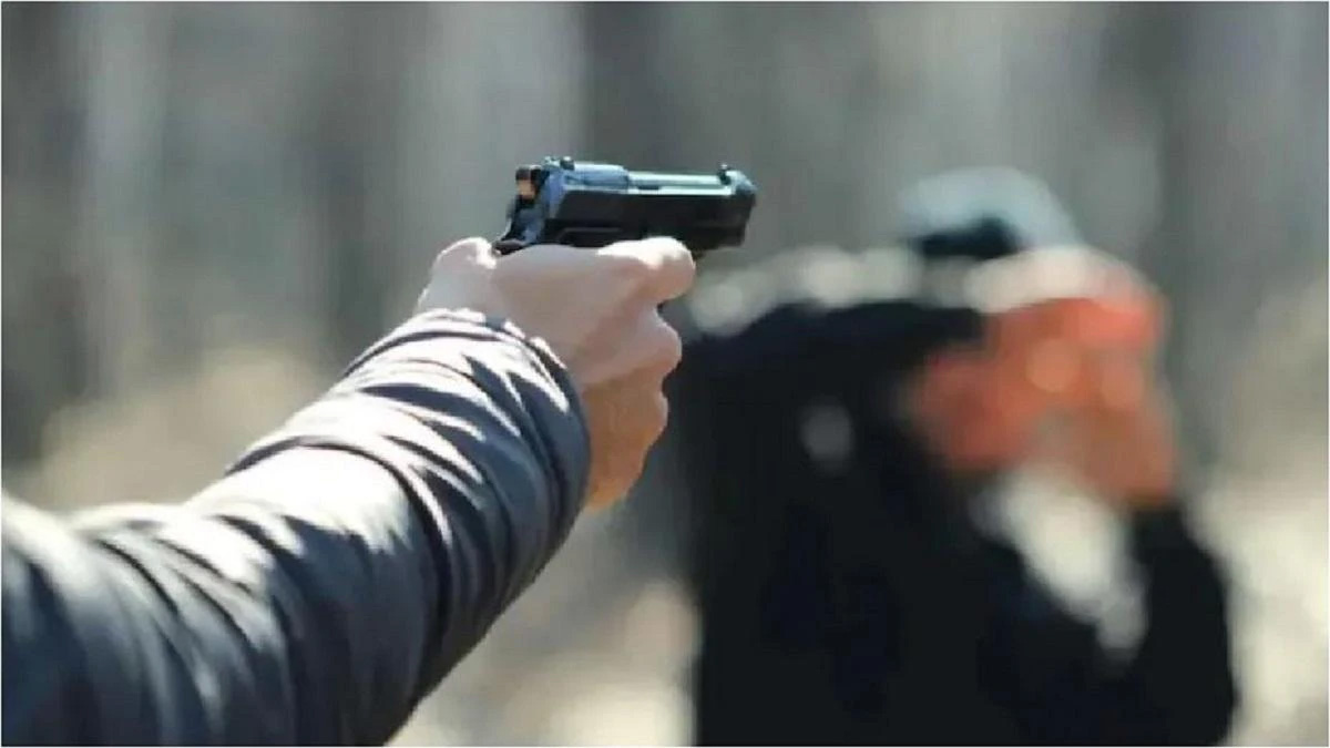 खेत से मिट्टी निकालने का विरोध करने पर तानी पिस्टल