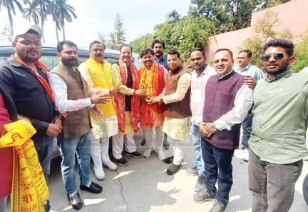 साथियों सहित कांग्रेस नेता दिलीप अधिकारी ने थामा कमल