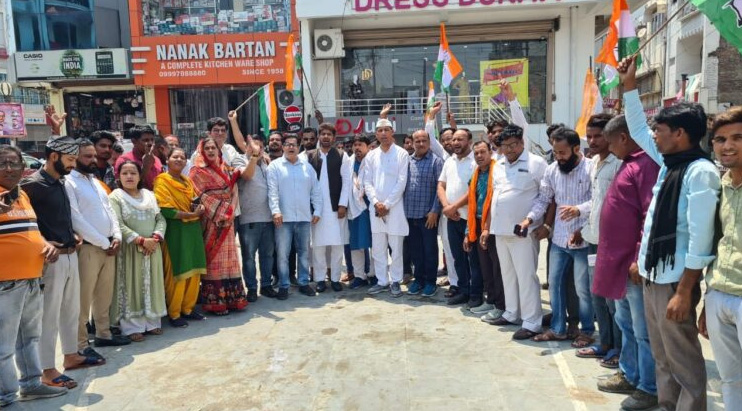 कर्नाटक की जीत ने कांग्रेसियों में भरा जोश आतिशबाजी के साथ मिष्ठान वितरण कर मनाया जश्न