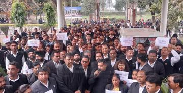 अधिवक्ता संशोधन अधिनियम बिल के खिलाफ कोर्ट परिसर में प्रदर्शन