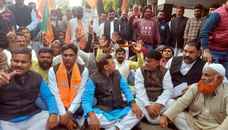 अपनी ही सरकार में धरने पर बैठे  पूर्व विधायक शुक्ला अपराधियों के खिलाफ मुकदमा दर्ज करने करने की मांग 