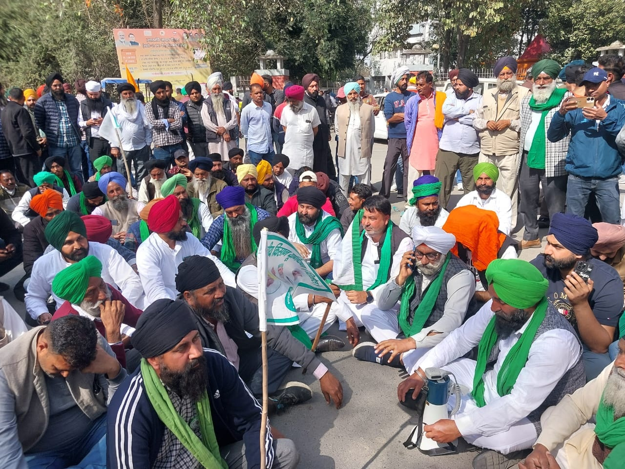 मांगों को लेकर  ट्रैक्टरों के साथ कलक्ट्रेट में गरजे  जनपद भर के किसान कलक्ट्रेट पर मौजूद रहा भारी पुलिस फोर्स, बैरिकेडिंग कर कलेक्ट्रेट गेट के समक्ष रोका जुलूस भारतीय किसान यूनियन के पदाधिकारियों द्वारा राष्ट्रपति के नाम सौंपा गया ज्ञापन    