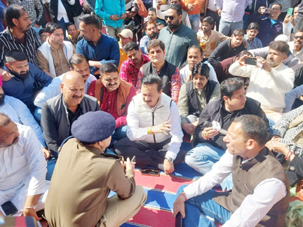 तूल पकड़ता जा रहा है निवर्तमान मेयर और कांग्रेस नगर अध्यक्ष मारपीट का मामता मारपीट करने वालों पर कार्रवाई को लेकर प्रदेश अध्यक्ष के साथ धरने पर बैठे कांग्रेसी एसपी सिटी के आश्वासन के बाद धरना किया स्थगित हमलावरों की गिरफ्तारी को 27 फरवरी तक का दिया समय