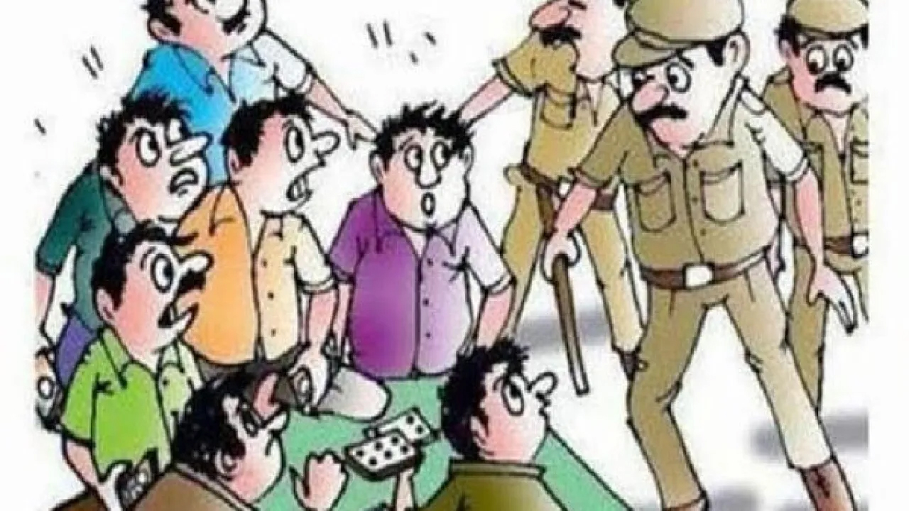 एक होटल में जुआ खेल रहे दर्जनभर जुआरियों को पुलिस ने किया गिरफ्तार ताश के पत्ते, 94600 नगदी के अलावा 13 मोबाईल बरामद, होटल सीज