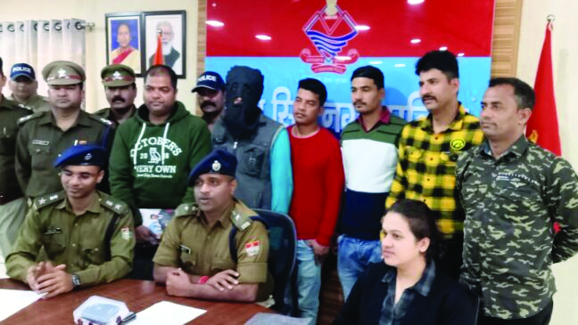 पुलिस ने यूपी का नशा कारोबारी को बार्डर से दबोचा  20 लाख कीमती स्मैक बरामद, मुख्य तस्कर पुलिस के हाथ नहीं लगा